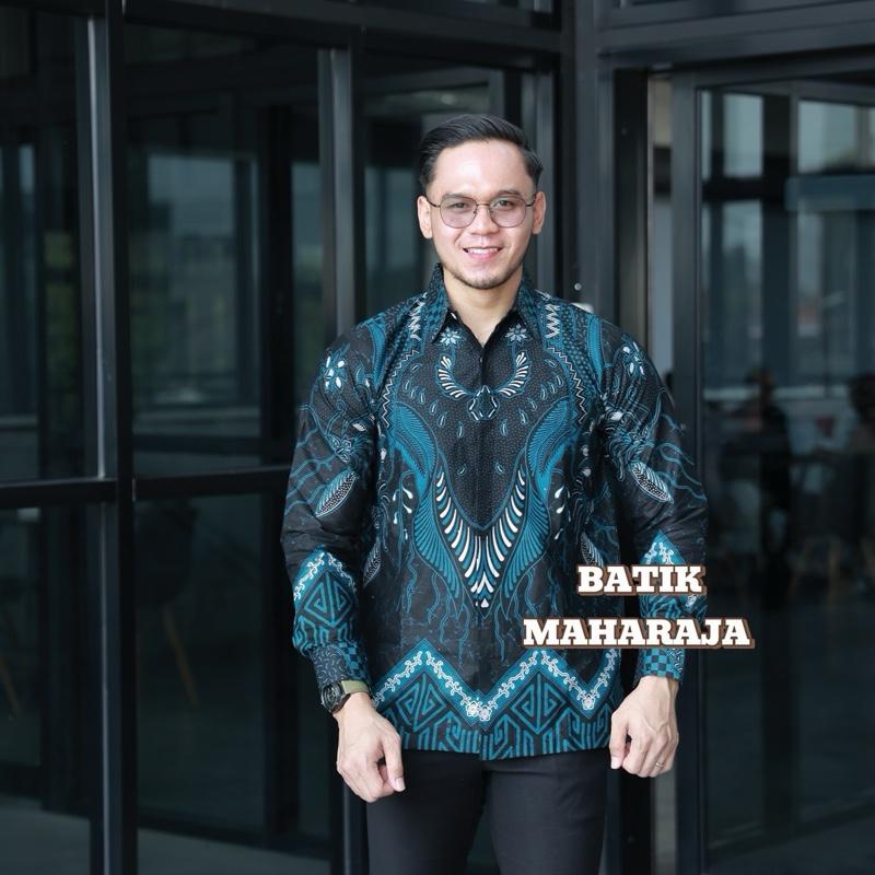 Kemeja Batik Pria: BIRU SEKTI perpaduan 3 warna antara BIRU (ice blue), HITAM dan PUTIH berkesan BERWIBAWA. 0