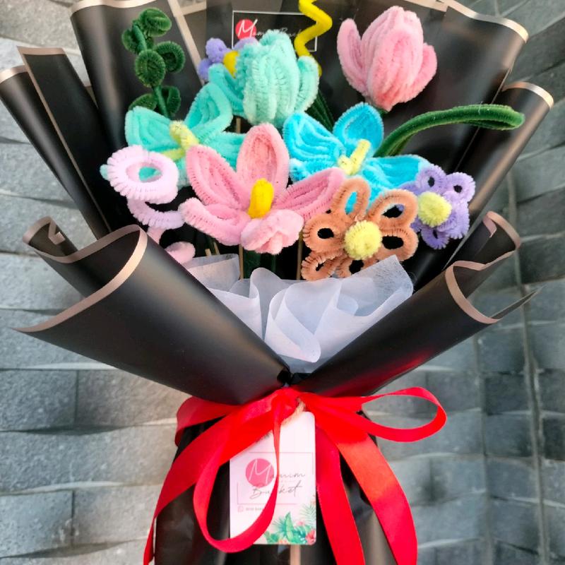 buket kawat bulu bentuk.bunga lily dan tulip handmade rajut 0