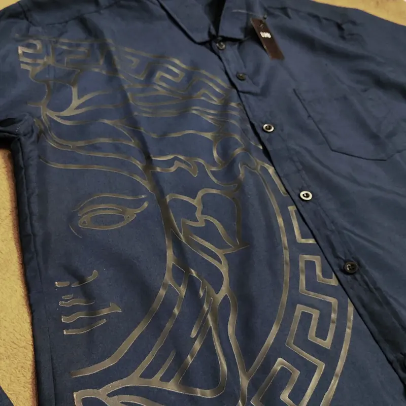 Kemeja Lengan Pendek Motif Medusa Putih Navy Maroon Black Cotton Poplin Unisex DTF Glossy Premium Distro Casual Casual Hitam Putih Pria Nyaman Kain mewah branded lebaran keren 2