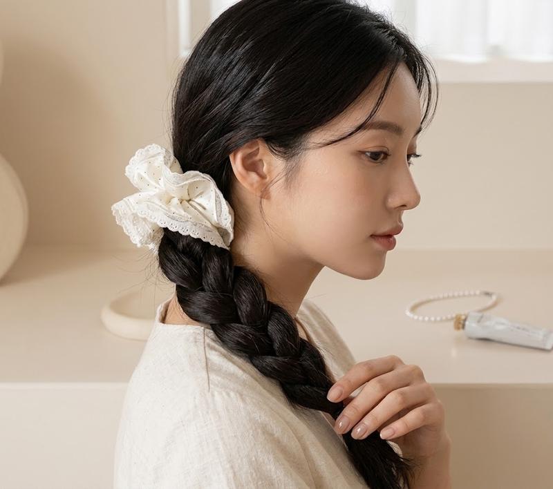 Dây buộc tóc cỡ lớn hai lớp bằng vải satin sang trọng với họa tiết chấm bi và…