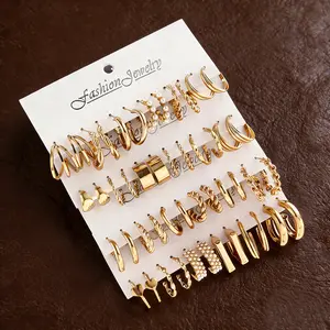 Fashion Jewelry 24 Pasang Anting Kombinasi Penjualan Panas Eropa dan Amerika Metal Fried Dough Twists Cinta Kupu-kupu C-shaped Mutiara Besar Cangkang Zirkon Persegi Geometris Wanita Senior