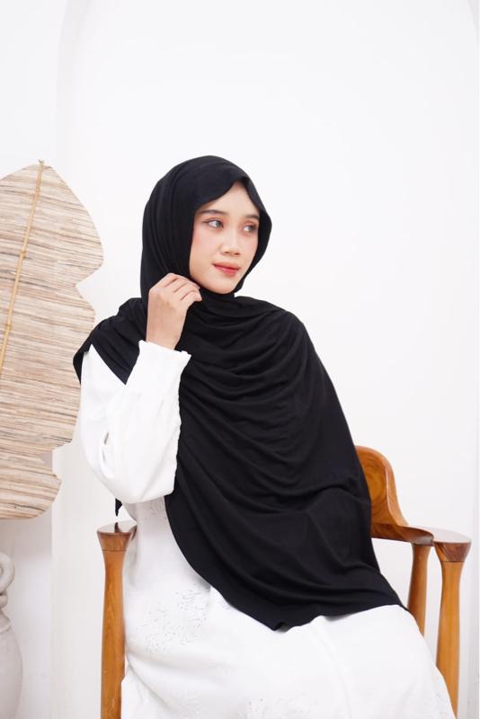 PASHMINA RAYON BLACK Hijab Polos Dewasa Kerudung Muslim Syal Wanita Instan Panjang Basic Hitam Segi Bahan Rayon Premium Nyaman dan Elegan