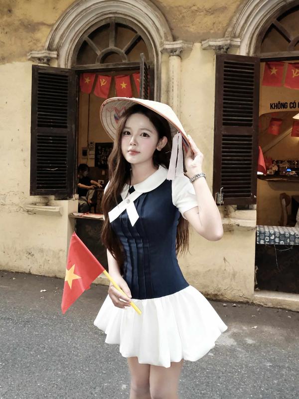 Đầm Hoà Ánh form bí xanh đen phối trắng kèm charm đá không quần thiết kế AGUJA