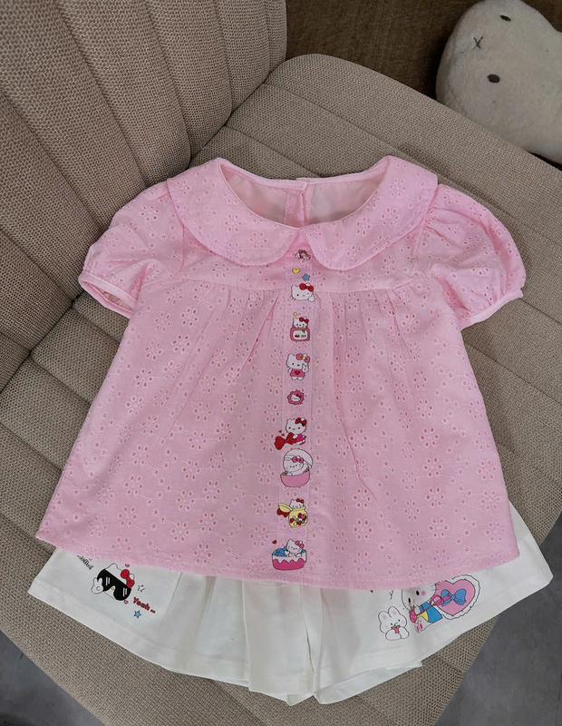 Set Áo Cổ Sen Cúc Sau Hoa Thêu Hồng Kitty Kèm Quần Đùi Trắng 60C Dành Cho Bé Gái