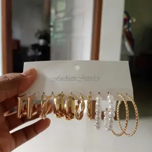 Anting Hoop Geometri Wanita, Set Anting Emas Retro dengan Mutiara, Gaya Audrey Hepburn