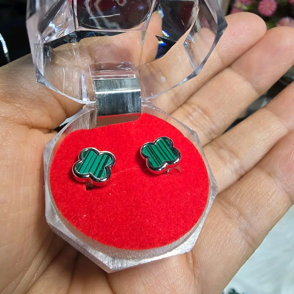 Anting Wanita Perak Bentuk Daun Semanggi Warna Hijau