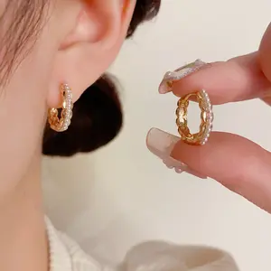 EAR PARTNER-S925 Jarum perak Anting-anting lingkaran mutiara desain ceruk minimalis Korea dengan jarum perak S925, serbaguna, elegan, lembut, kecil dan modis untuk wanita.