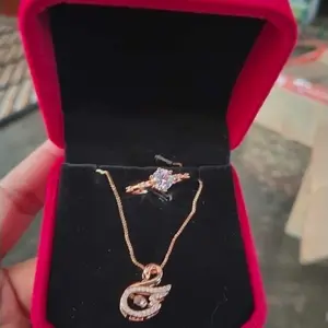 OS1-D328 Set Kalung dan Cincin Wanita Cranberry Jewelry Premium Lapis Emas 18k Anti Luntur Anti Berubah Warna Garansi 1 Tahun Resmi Size Adjustable Kualitas Grade Terbaru Aksesoris Perhiasan Cincin Nikah Permata VVS1 Elegan COD