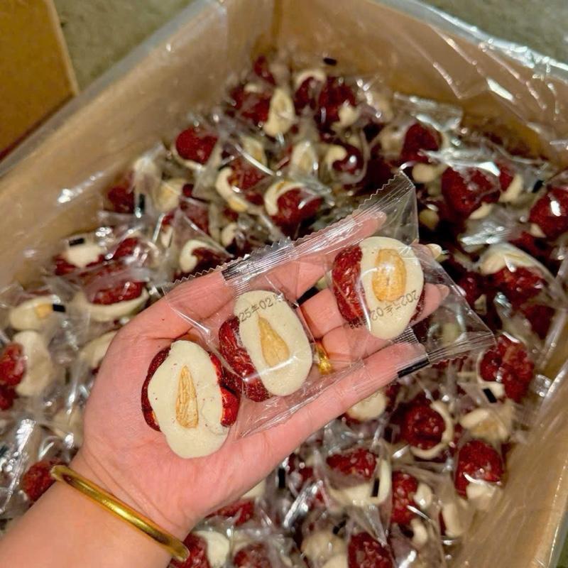  Kẹo Táo Đỏ Kẹp Sữa Nhân Hạt Điều 250gr 