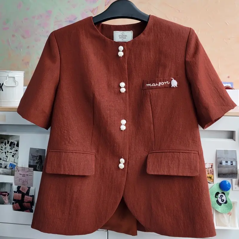 SUMMER BLAZER - MAISON LEENAA, áo blazer dáng xuông màu đỏ gạch đính khuy con sò