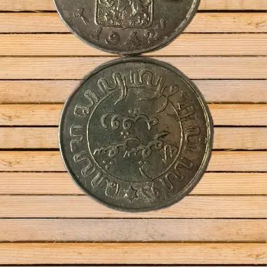 koin 1/10 Gulden Hindia Belanda tahun 1942. Koin perak ini dicetak untuk digunakan di wilayah Hindia Belanda