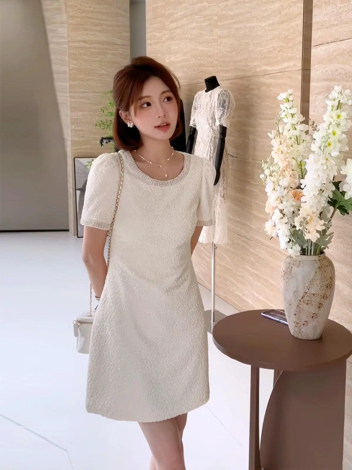 【Thương hiệu lớn Trung Quốc】5616 Váy Trắng Trơn Bó Sát Dành Cho Phụ Nữ, Dễ Phối Đồ Thời Trang Độc Đáo Váy Công Chúa, Thiết Kế Eo Nhấn Và Tay bồng, Duyên Dáng Và Nhẹ Nhàng Sang Trọng, Có Thể Tạo Nên Vẻ Ngoài Thanh Lịch Của Bạn, Đơn Giản Và Hoàn Hảo.