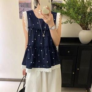 เสื้อเชิ้ตแขน Feifei, คอลเลกชันฤดูร้อนใหม่ปี 2025, การออกแบบหัวใจแขนกุด, สไตล์หวานและอ่อนเยาว์, เสื้อเบลาส์ลูกไม้เย็บปะติดปะต่อกัน, ลายจุด