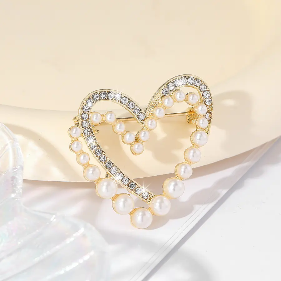 Heart Brooches Pins for Women, Simulated Rhinestone Pearl Brooch Gold Love Shaped Brooch Heart Scarf Brooch Love Heart Brooch Pin for Bridal Corsage Women Girls Wedding Party Clothes Accessories
