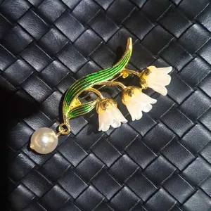 [Couzi]Bros bunga bakung emas dari lembah untuk wanita bros pelajar enamel mutiara retro yang cocok untuk semua B1179