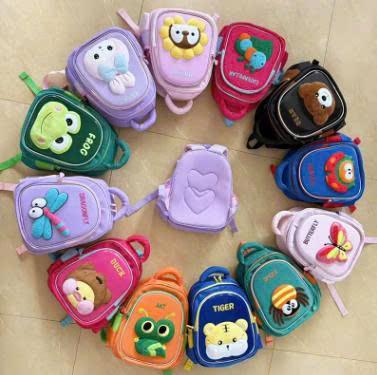   TẶNG QUÀ  Ba lô cho bé mầm non từ 1 - 5 tuổi đi học mẫu giáo - siêu dễ thương hoạ tiết nổi 3d thêu - TẶNG KÈM THẺ TÊN CAO CẤP 