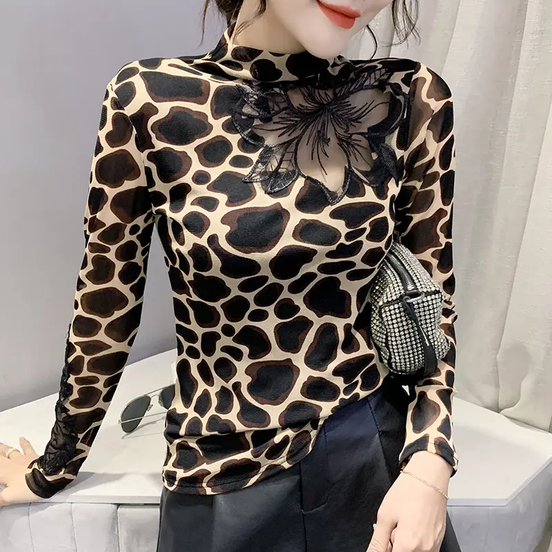 Áo Thun Nữ, FCBF, Phong Cách Mùa Thu, Dáng Ôm, Với May Nối Ren, Cổ Lọ, Gạc In Hình, Dài Tay, Áo Sơ Mi Phong Cách Phương Tây Hợp Xu hướng Áo Sơ Mi Nữ, FCBF 2025 Hàng Mới Về Kem Women Top Voi Voan Shirt
