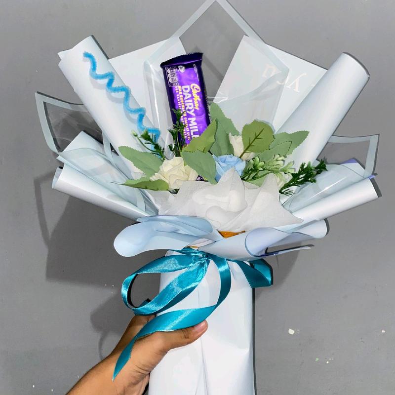 Buket Hand Bouquet Bunga Imitasi dengan Coklat - Gift Wisuda 0