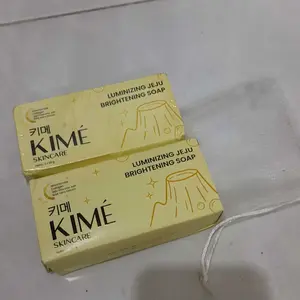 [BUY 1 BOX GET 2 BATANG] KIME Luminizing Jeju Brightening Soap 100GR | Volcanic Ash Charcoal Niacinamide Collagen | Sabun Batang Mencerahkan Kulit Wajah Glowing Pemutih Tubuh Muka Pencerah Badan Leher Kaki Tangan Ketiak Whitening Eksfoliasi Flek Hitam