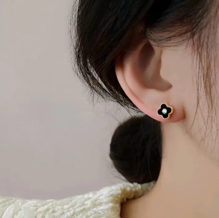 anting tusuk permata di tengah klvr titanium terbaru 1