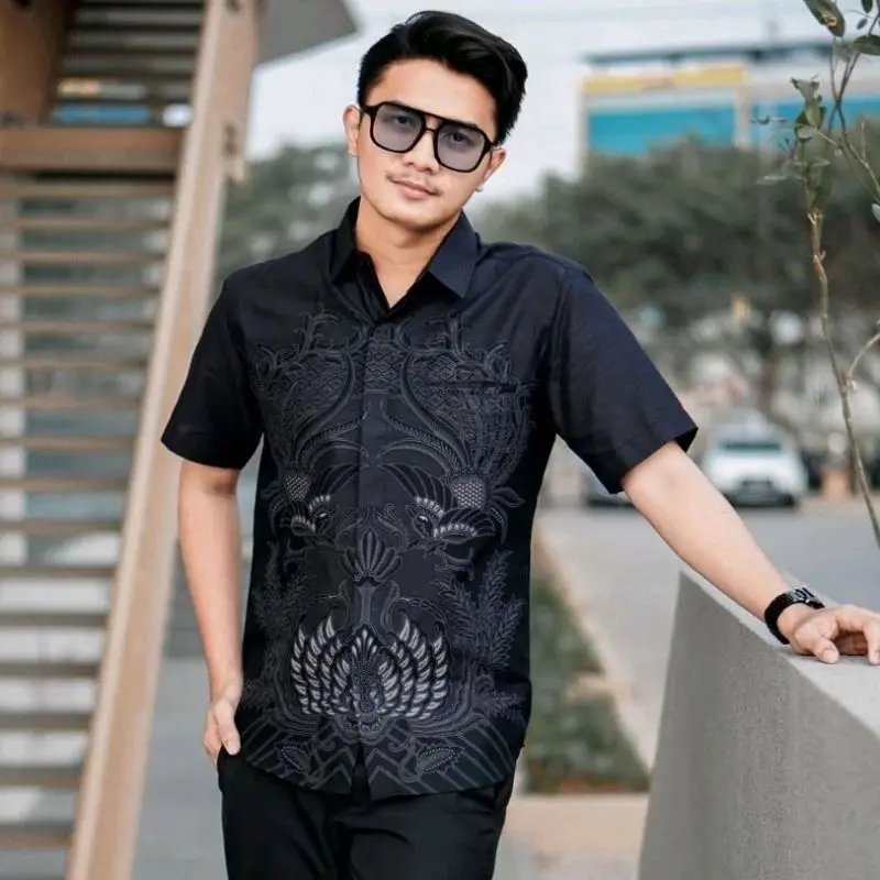 Batik Pria Lengan Pendek MOTIF PUSAKA Terbaru 2025 Batik kantor seragam batik Katun Slim-fitting Nyaman Panjang Hitam Baju Kain Navy Hem Casual Santai