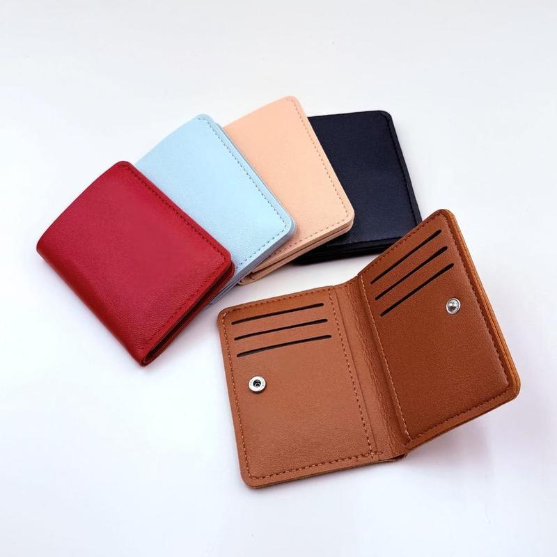 1 chiếc ví nữ nhỏ gọn gấp đôi, thiết kế mỏng với bề mặt vân vỏ hạt ly (li-chi), có 8 ngăn đựng thẻ và ngăn tiền