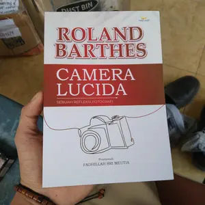 Buku Camera Lucida Sebuah Refleksi Fotografi - Roland Barthes - Madani Pustaka
