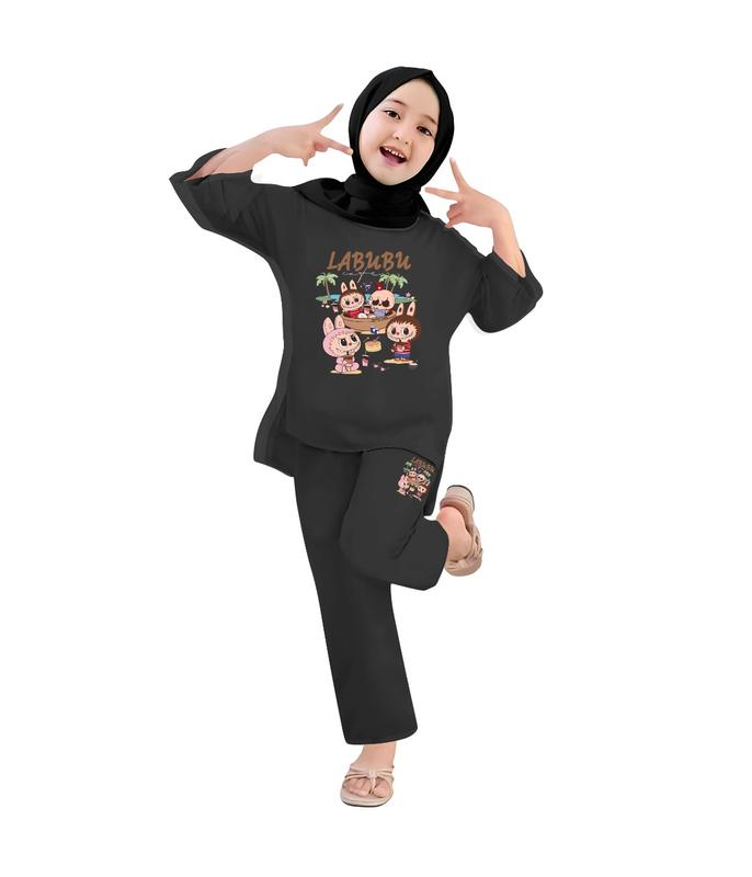 Baju Anak Perempuan - Setelan Kaos dan Celana Panjang Anak Cewek Fashion Pakaian Belah Usia 4-13 Tahun - Motif BEACH LABUBU Pink 7