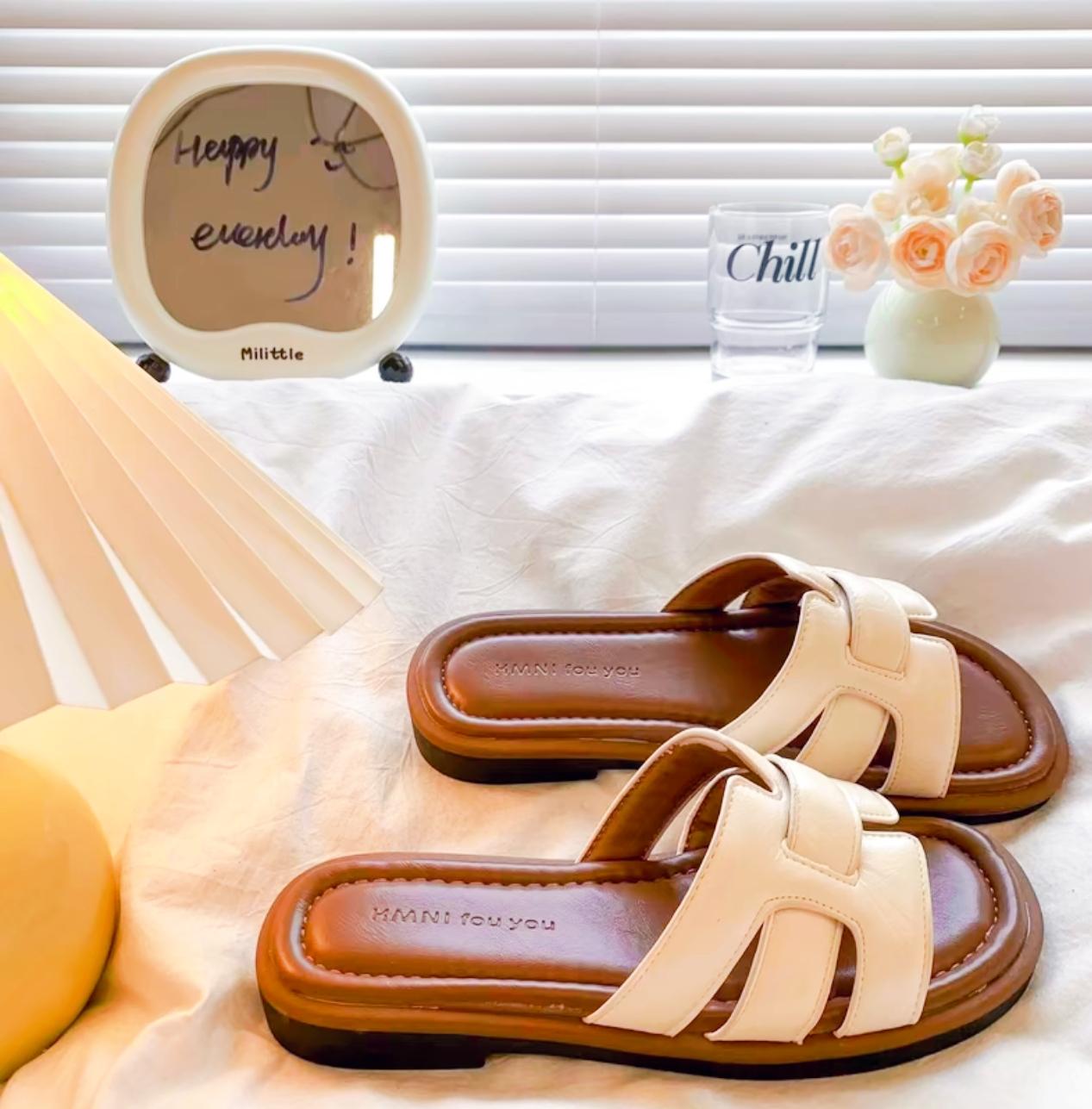 Sandal Wanita Stylish PVC Sol Lembut Anti Selip Ukuran 36-41 Tren Korea Casual Premium Untuk Kegiatan Luar Ruangan Sandal Wanita Stylish PVC Sol Lembut Anti Selip Ukuran 36-41 Tren Korea Casual Premium Untuk Kegiatan Luar Ruangan