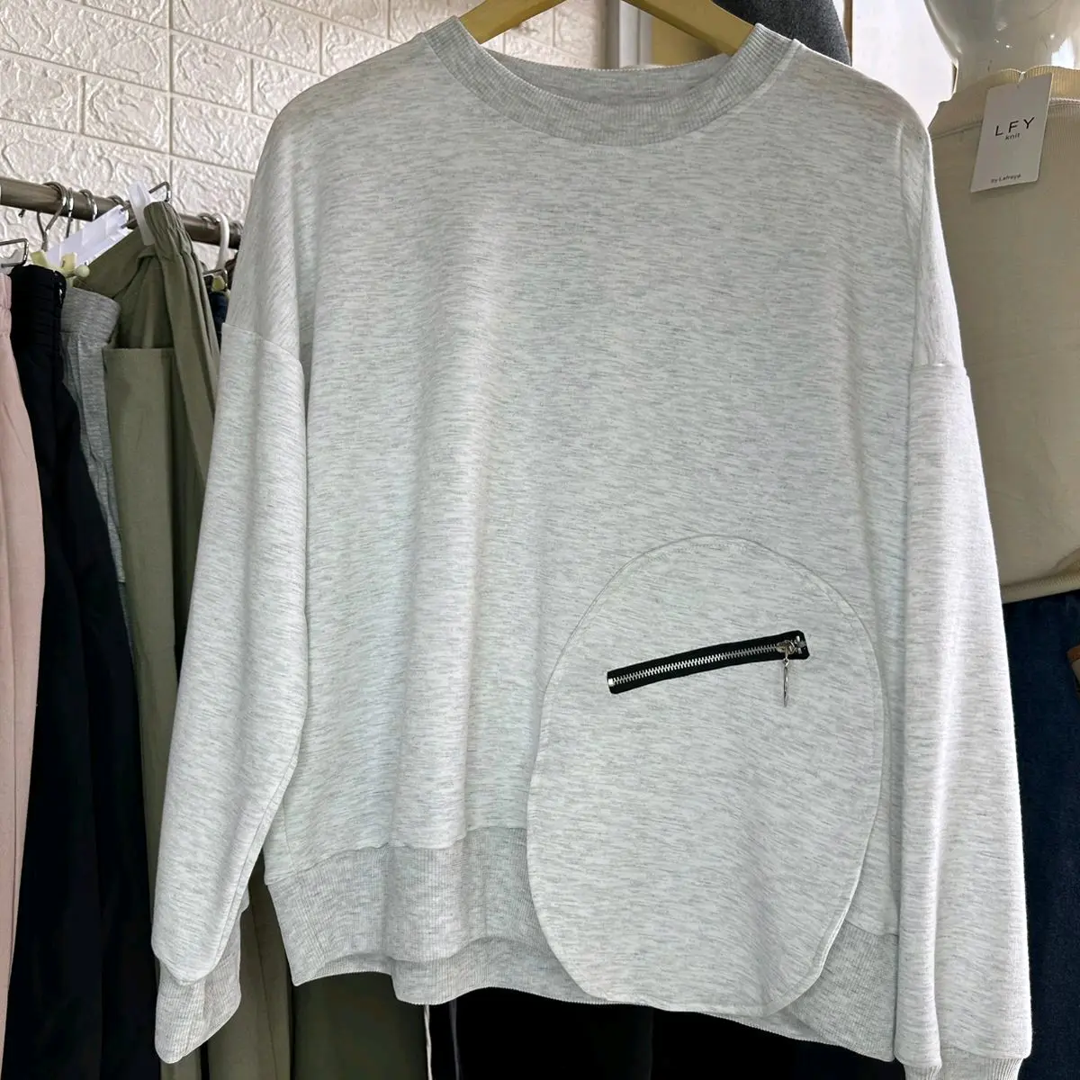Sweater Putih Bahan Bagus