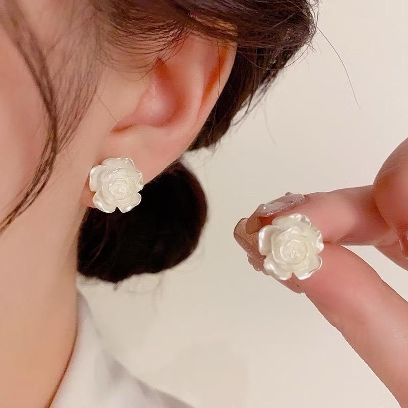  Khuyên tai dáng hoa hồng trắng thanh lịch 
