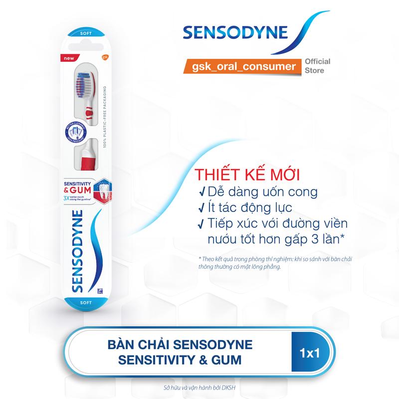 Bàn chải đánh răng SENSODYNE Sensitive & Gum với lông bàn chải mềm giúp làm sạch răng nhẹ nhàng và bảo vệ nướu