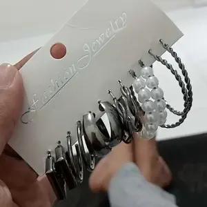 Set Anting Geometris Logam Tren Terbaru Anting Lingkar Logam Fashion Unik dengan Mutiara Tidak Beraturan Anting Klip Mutiara Vintage Desain Minimalis: Ringan, Tahan Lama, Warna Tahan Lama & Tidak Berkarat Aksesori Pakaian Hadiah Perayaan