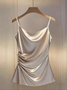 Top elegante de satín champán con escote halter y botones de perlas, ajustado con fruncido lateral, moda versátil para uso diario y