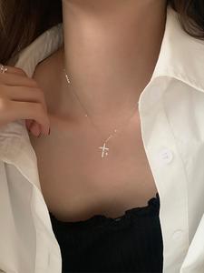 エレガントなクロスペンダントネックレス、フルダイヤモンドのダブルクロスチェーン、ユニセックスジュエリー、ギフトに最適、スタイリッシュなロックボーンチェーン