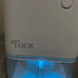 Tixx Dehumidifier 1L 36W hemat energi penyedap kelembaban ruangan rumah kamar tidur kamar mandi anti jamur dan bau busuk pembersih udara disinfeksi 99.9% teknologi kondensasi semikonduktor silent rendah kebisingan lampu LED warna warni