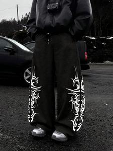 Pantalones de chándal holgados negros con estampado de calavera tribal – Ropa urbana Y2K y góticas! Ultra cómodo, corte holgado, ideal para looks casuales. Diseño de calavera tribal blanca. Ideal para tendencias de moda urbana y alternativa.