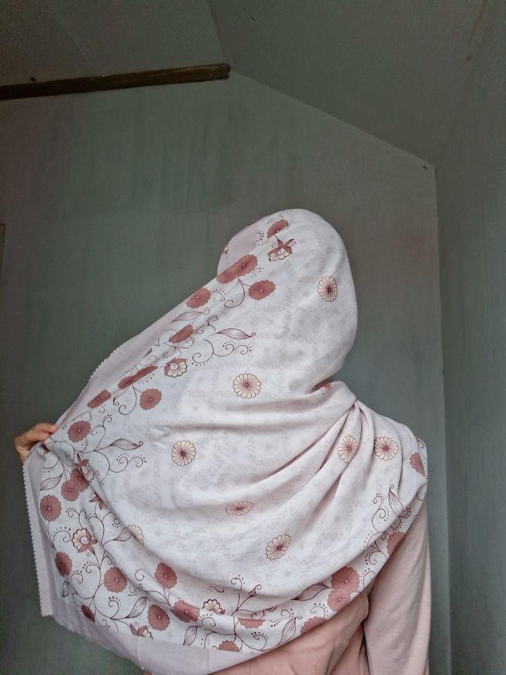 barang random gak bisa milih per 2 pics hijab seri bunga besar kecil voal premium Sublime Lassercut