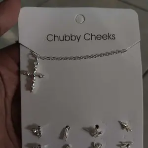 【Sktlz】Set Anting Mingguan 7 Pasang Sederhana & Elegan, Multifungsi dengan Desain Hati Manis untuk Wanita