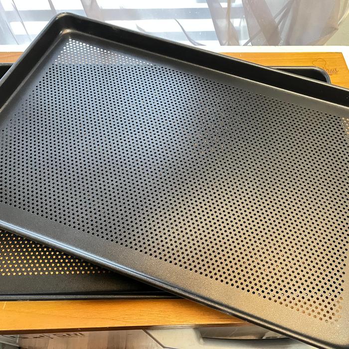 Gambar Perforated Non-Stick Baking Tray Hitam Anti Lengket Lubang 40x60cm dari Kochindo Kota Tangerang Selatan Tokopedia