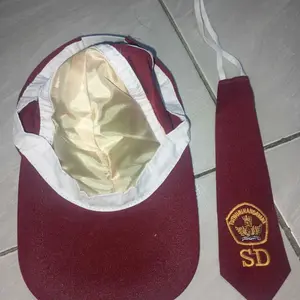 satu set topi dan dasi,1 topi depan merah dan 1 dasi bordir
