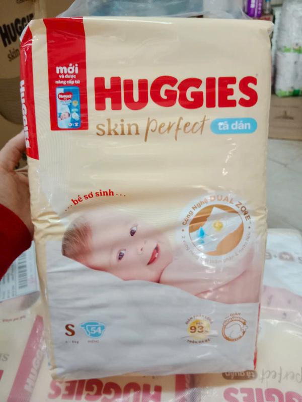 Huggies Bỉm Tã Dán Size S 54 Miếng Cho Bé Từ 4-8Kg Công Nghệ Dual Zone Siêu Thấm Chống Kích Ứng Giảm Phân Lỏng Đến 93% Chăm Sóc Hoàn Hảo Cho Bé Sơ Sinh