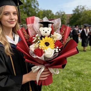 Ramo de graduación con girasol, rosa y oso; ramo de flores artificiales con gorro de graduación; accesorio perfecto para fotos y regalo para la ceremonia de graduación, el Día del Homenaje y regreso a clases; ramo elegante de flores preservadas.
