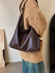Bolso de hombro de gran capacidad para otoño e invierno 2025, bolso tote de mano para commuters de moda de alta gama, estilo vintage simple, patrón liso