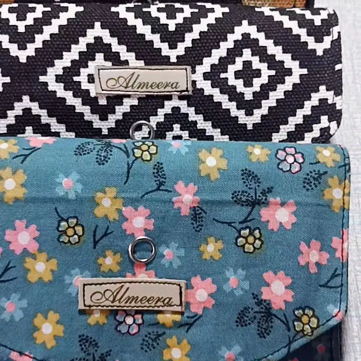 Dompet Kain Ameera dengan Desain Bunga dan Pola Geometris