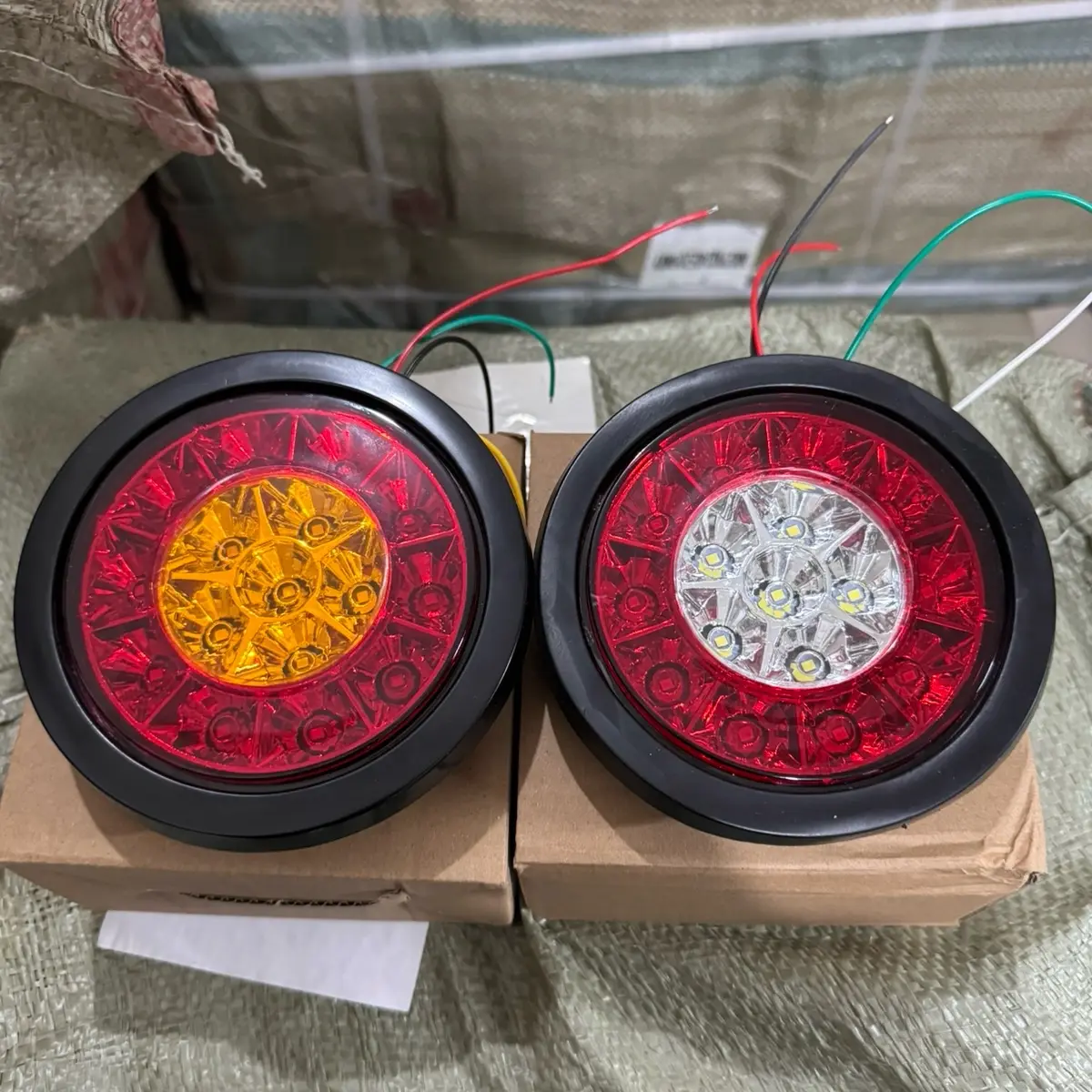 Lampu stop oscard 24 volt merah putih dan merah kuning