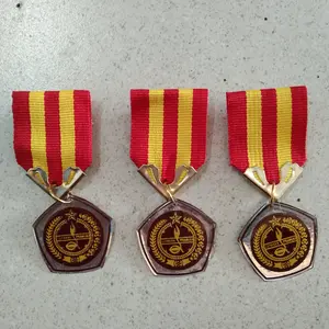 Tanda Penghargaan Jasa Gerakan Pramuka Pita Merah Logam Kuningan Tiska Tigor bijian