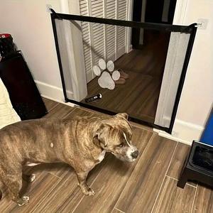 Valla para mascotas de alta resistencia con puerta, instalación sin taladro, barrera plegable y retráctil, mecanismo de bloqueo, diseño moderno, uso en interiores y exteriores, patas