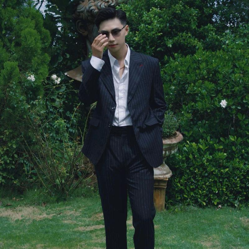 bộ vest Nam kẻ sọc màu xanh than cao cấp ( gồm một quần và một áo )