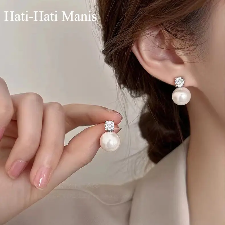 Anting-anting mutiara klasik Putri Diana, elegan dan berkelas, sederhana namun mewah.